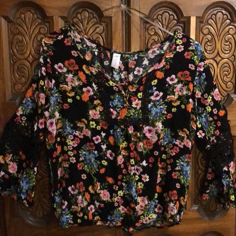 Beautiful,Colorful Floral Woman’s Top - Picture 3 of 14